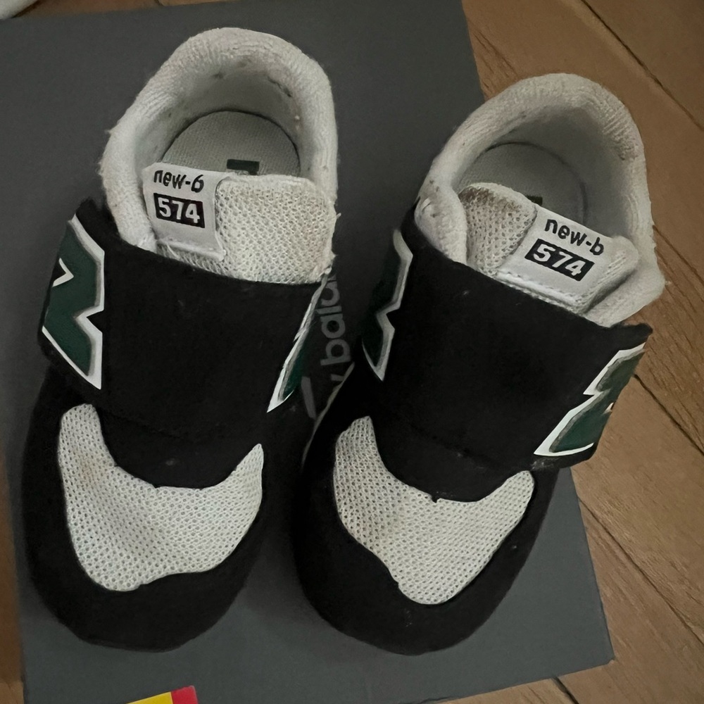 new-b 574 | New Balance Kids Black and White Hook N Loop Sneakers (Toddler 6) - Picture 2 of 8